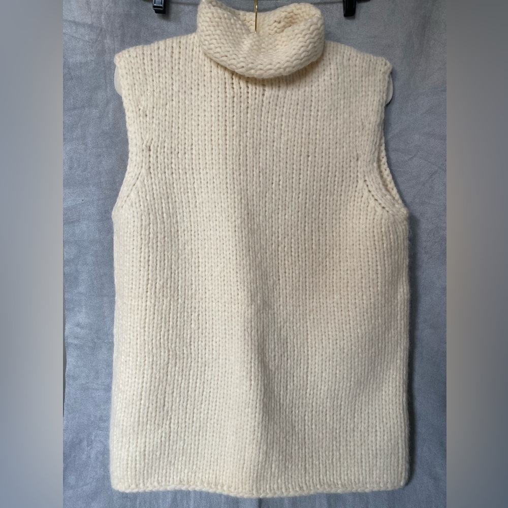Theory sleeveless sweater in size M